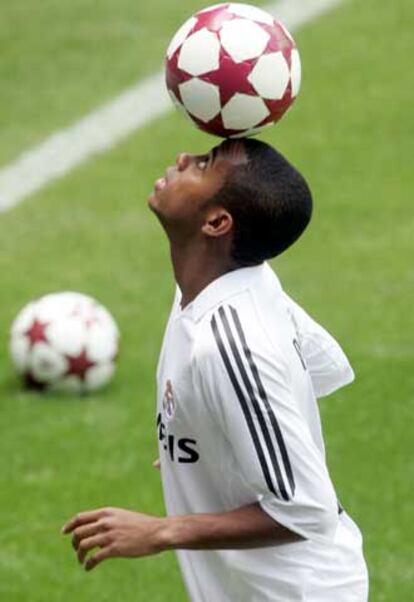 Robinho muestra su destreza en su presentación.