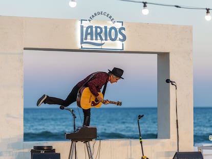 Mikel Erentxun durante su concierto en Atarceres Larios.