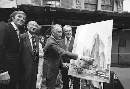 Trump, en 1978, junto al alcalde y al gobernador de Nueva York en la presentación de un proyecto de construcción de un hotel.