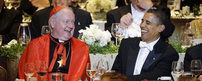 El cardenal Edward Egan y el entonces candidato a presidente Barack Obama ríen durante una cena el pasado octubre en Nueva York.