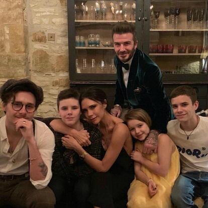 David y Victoria Beckham han mandado una felicitación a todos sus seguidores con un retrato familiar en el que aparecen con sus hijos: Brooklyn, de 20 años; Romeo, de 17; Cruz, de 14; y Harper, de 8.