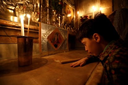 Un niño reza en la Tumba de Jesús situada en la iglesia del Santo Sepulcro, en la Ciudad Vieja de Jerusalén.