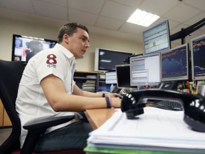 El br&oacute;ker Miguel Castresana, en la sede de Renta 4 en Madrid. 