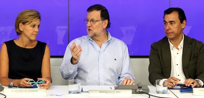 Rajoy, en una reunión del Comité Ejecutivo del PP, junto a Cospedal y Martínez Maíllo.