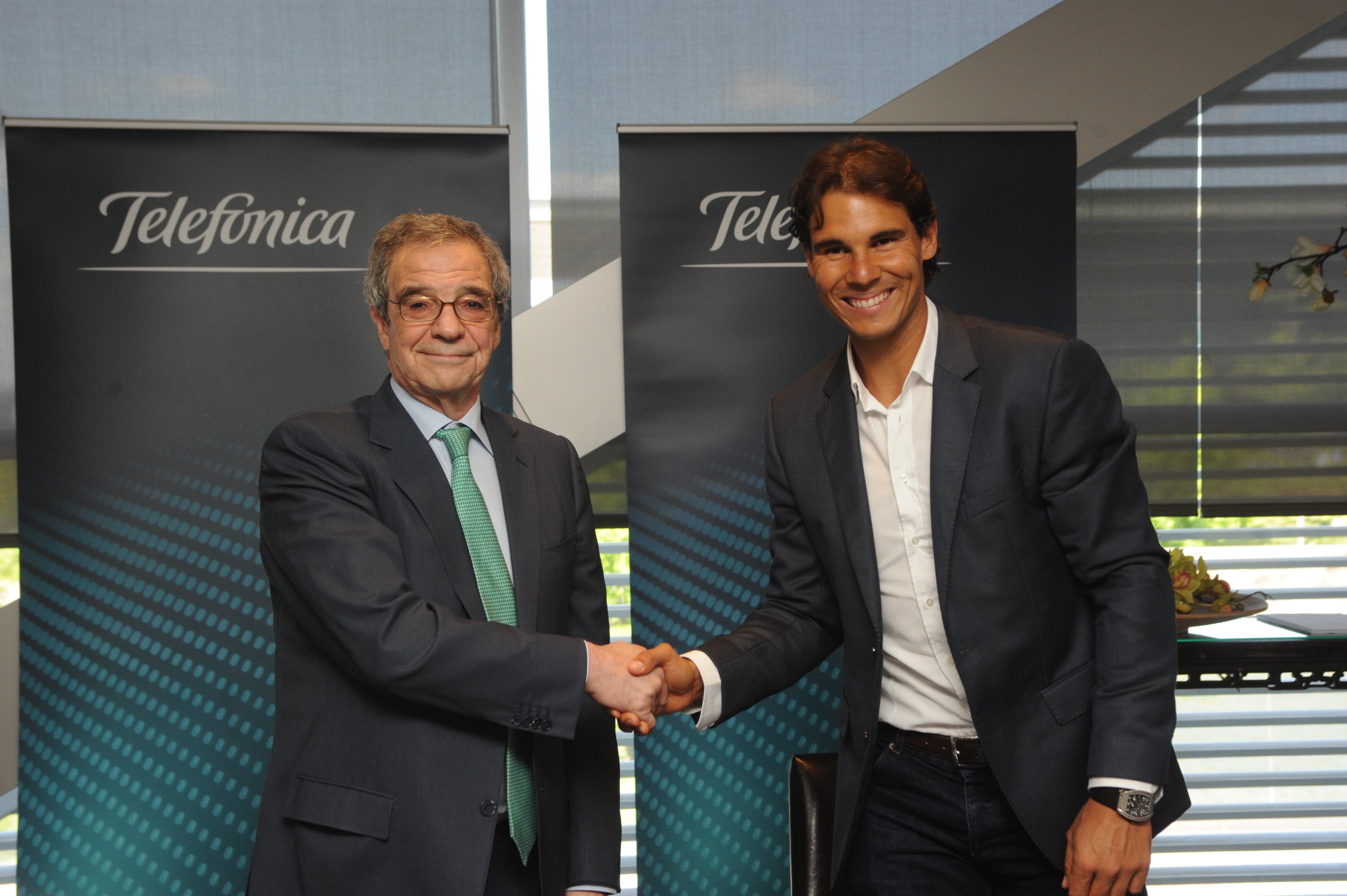 César Alierta (izquierda) con Rafael Nadal, en la firma del primer acuerdo de patrocinio en 2014.