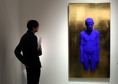 Un visitante mira una obra de Yves Klein.