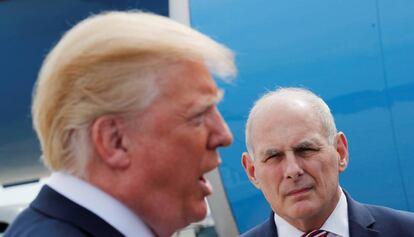 John Kelly, jefe de personal de la Casa Blanca. En primer plano, Donald Trump.