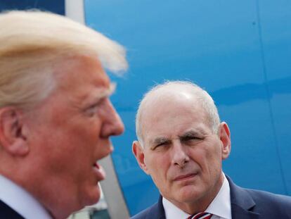 John Kelly, jefe de personal de la Casa Blanca. En primer plano, Donald Trump.