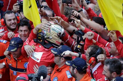 Sebastian Vettel celebra su victoria con el equipo.