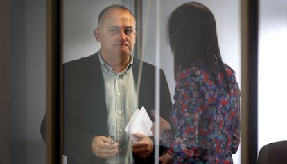 El portavoz socialista Joan Calabuig y la abogada del grupo Sandra Gómez.