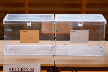 Urnas para las elecciones generales en un colegio electoral de Madrid, este sábado.