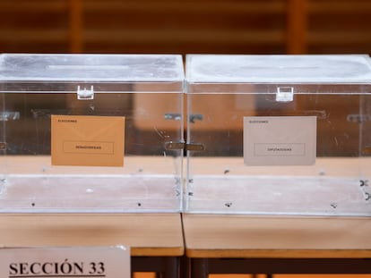 Urnas para las elecciones generales en un colegio electoral de Madrid, este sábado.