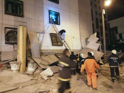 Bomberos trabajan entre los escombros del hotel Marshal en Hualien (Taiwán), afectado por el terremoto de 6,4 grados que ha azotado la isla, el 6 de febrero de 2018.