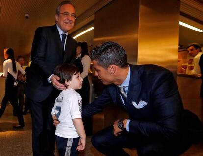 Haidar, junto a Cristiano Ronaldo y Florentino Pérez