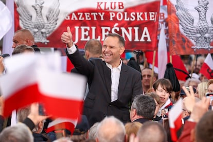 El candidato Karol Nawrocki (centro), en un mitin en Katowice (Polonia), este jueves.