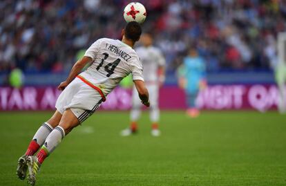 Chicharito remata un balón frente a Portugal