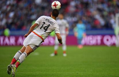 Chicharito remata un balón frente a Portugal