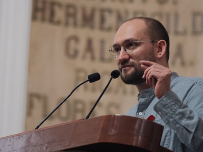 Temístocles Villanueva con una pastilla antirretroviral para el tratamiento del VIH en el Congreso de Ciudad de México, el 8 de enero de 2023.