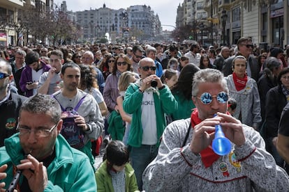 Desde el día 1 hasta el 19 de Marzo la mascletà hace retumbar la plaza del Ayuntamiento de Valencia. Al finalizar miles de personas se mezclan con los músicos.