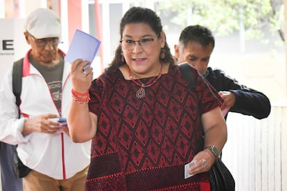 Lenia Batres, candidata a ministra de la Suprema Corte de Justicia de la Nación, emitió su voto en Ciudad de México.