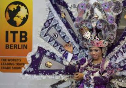 Una mujer indonesia realiza un baile tradicional en el stand de su país durante la Feria de Turismo que se celebra en Berlín, Alemania, del 6 al 10 de marzo.