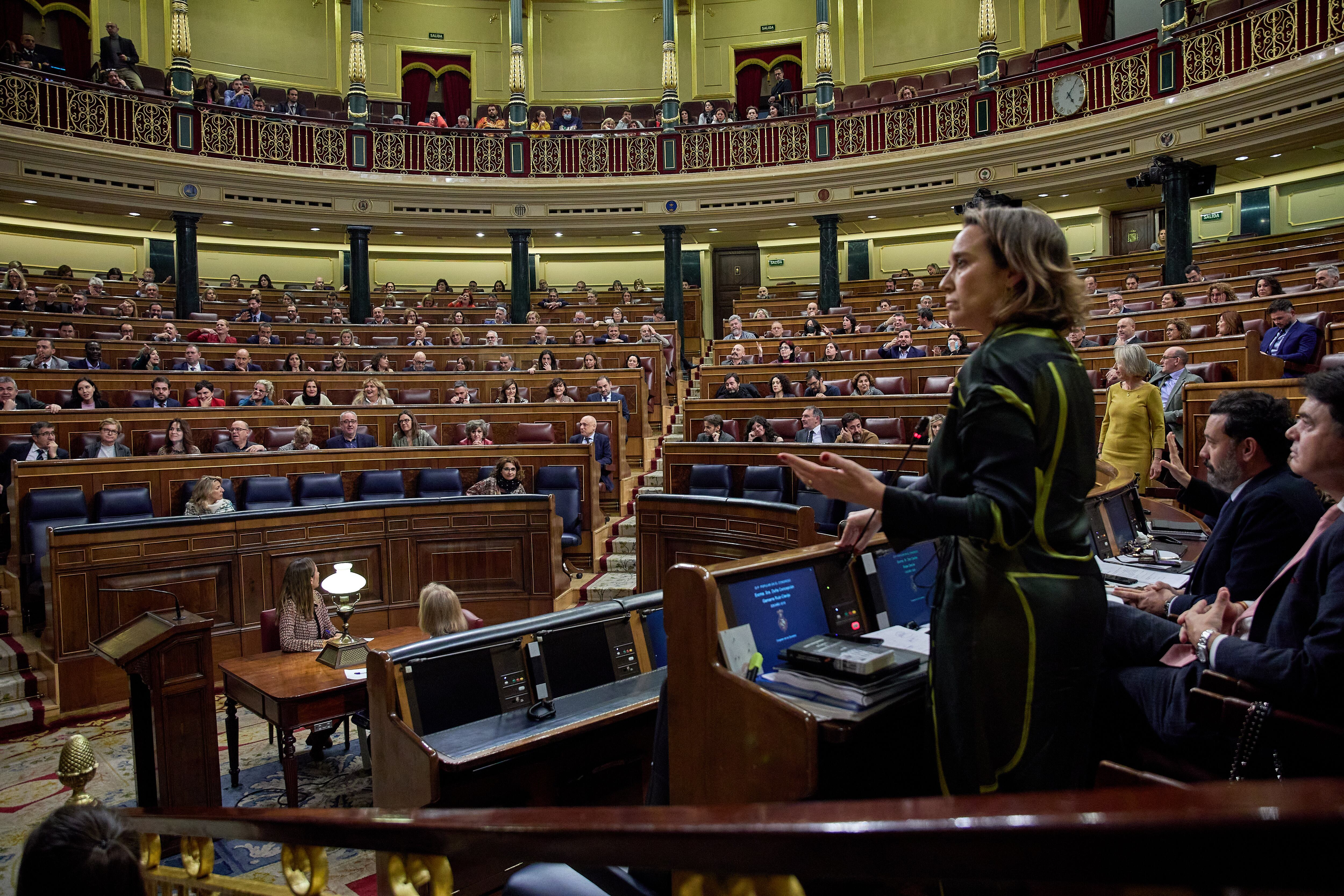 La secretaria general del Partido Popular, Cuca Gamarra, en una sesión plenaria en el Congreso de los Diputados, a 15 de diciembre de 2022, en Madrid (España). El Pleno del Congreso debate seis enmiendas de totalidad presentadas por Vox contra los proyectos de ley que reforman la ley del régimen de cesión de tributos del Estado con el objetivo de ceder a Canarias, Andalucía, Valencia, Galicia, Baleares y Cataluña el impuesto sobre el depósito de residuos en vertederos, la incineración y la coincineración de residuos.
15 DICIEMBRE 2022;MADRID;CONGRESO DE LOS DIPUTADOS;ENMIENDAS;VOX
Jesús Hellín / Europa Press
15/12/2022