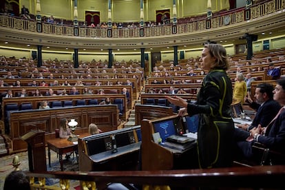 La secretaria general del Partido Popular, Cuca Gamarra, en una sesión plenaria en el Congreso de los Diputados, a 15 de diciembre de 2022, en Madrid (España). El Pleno del Congreso debate seis enmiendas de totalidad presentadas por Vox contra los proyectos de ley que reforman la ley del régimen de cesión de tributos del Estado con el objetivo de ceder a Canarias, Andalucía, Valencia, Galicia, Baleares y Cataluña el impuesto sobre el depósito de residuos en vertederos, la incineración y la coincineración de residuos.
15 DICIEMBRE 2022;MADRID;CONGRESO DE LOS DIPUTADOS;ENMIENDAS;VOX
Jesús Hellín   / Europa Press
15/12/2022