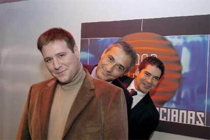 Javier Sardá, en el centro, junto a Carlos Latre (izquierda) y Boris Izaguirre.