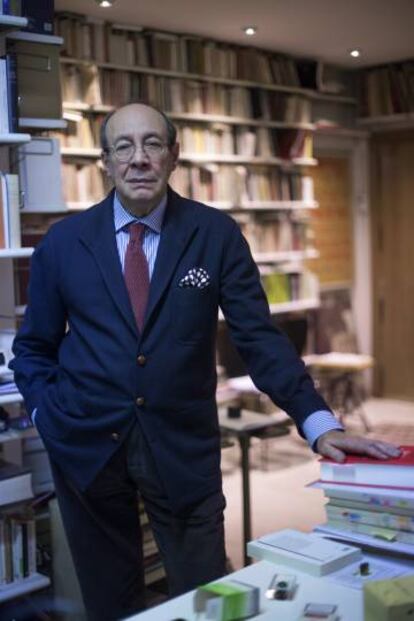 El académico Francisco Rico en su casa en Barcelona en enero de 2016.