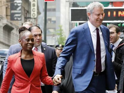 Bill de Blasio y su mujer, Chirlane McCray, este miércoles en Nueva York.