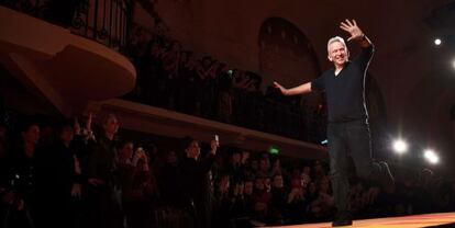 Jean Paul Gaultier saluda al p&uacute;blico tras un desfile de alta costura en 2013.