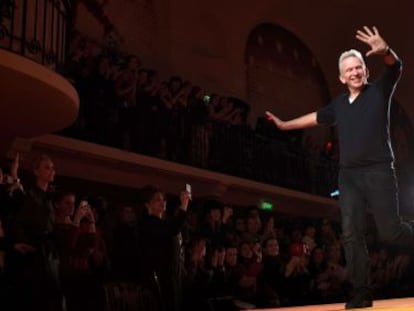 Jean Paul Gaultier saluda al p&uacute;blico tras un desfile de alta costura en 2013.