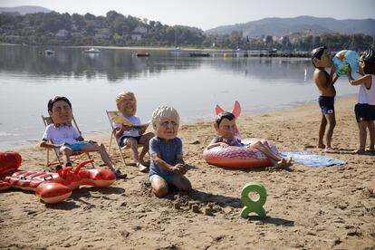 Activistas de la ONG Oxfam, con máscaras de los líderes del G-7, realizan una 'performance' en la playa en Hendaya, Francia.