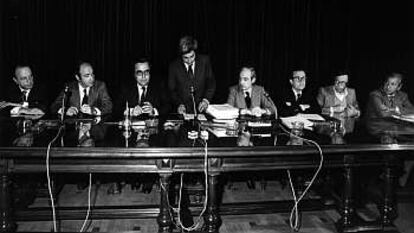 Manuel Fraga (AP), Miquel Roca (CDC), Gregorio Peces-Barba (PSOE), Gabriel Cisneros (UCD), José Pedro Pérez Llorca (UCD), Miguel Herrero de Miñón (AP) y Jordi Solé Tura (PCE), durante la firma del Proyecto de Constitución el 10 de abril de 1978.