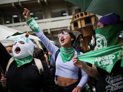 Mujeres celebran frente a la corte constitucional de Colombia, en Bogotá, Colombia, 21 de febrero de 2022.