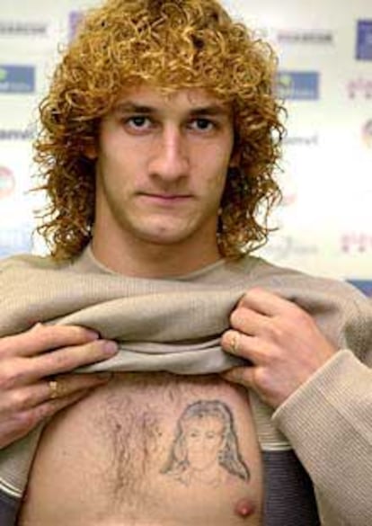 Coloccini muestra el tatuaje de su madre, fallecida.