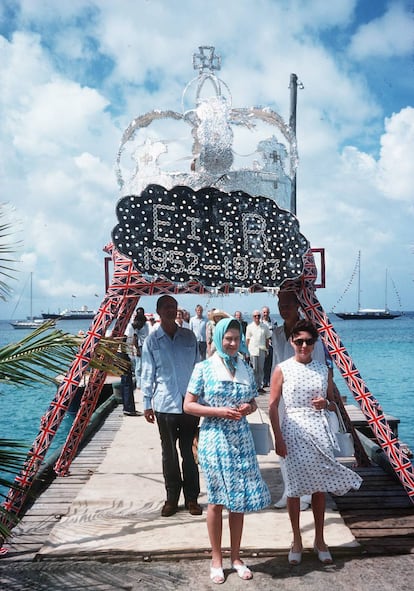 Isabel II y la princesa Margarita de Inglaterra en la isla de Mustique en enero de 1977.