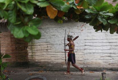 Un joven indígena del grupo étnico guaraní mbya camina en el pueblo de Mata Verde Bonita, cerca de Río de Janeiro (Brasil), el 19 de abril de 2023.