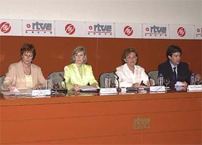 De izquierda a derecha, Amparo Marzal, directora general de las Familias y la Infancia; Amparo Valcarce, secretaria de Estado de Servicios Sociales; Carmen Caffarel, directora general de RTVE, y Miguel Ángel Ortiz, director del Instituto Oficial de Radio y Televisión (IORTV), en la sede de la cadena pública en Prado del Rey, Madrid.