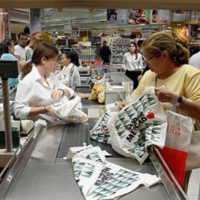 El Corte Inglés viste con uniforme a todo su personal masculino