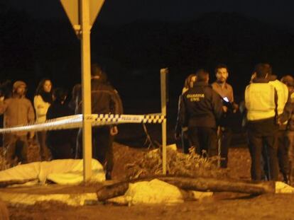 Agentes de la Guardia Civil y de la polic&iacute;a cient&iacute;fica, junto a una de las v&iacute;ctimas de Puerto Lumbreras. 