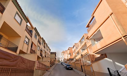Un hombre atrincherado con una bombona de butano en su casa en Granada  amenaza con hacer volar el edificio