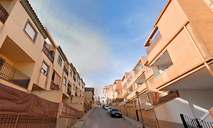 Un hombre atrincherado con una bombona de butano en su casa en Granada amenaza con hacer volar el edificio