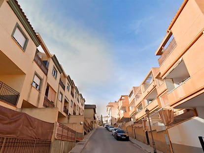 Calle Vista Granada en Las Gabias (Granada), donde se encuentra la vivienda en la que el hombre se ha atrincherado.