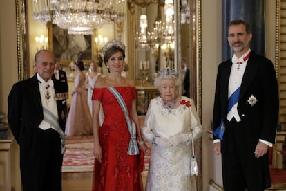 Felipe de Edimburgo, la reina Letizia, Isabel II y el Felipe VI posan antes del banquete de Estado en el palacio de Buckingham, este miércoles. 