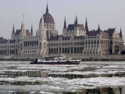 Un rompehielos sobre el Danubio junto al Parlamento h&uacute;ngaro, en Budapest.