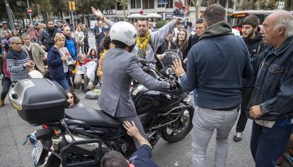 Un motorista s'encara a un grup de manifestants a Barcelona.