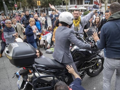 Un motorista s'encara a un grup de manifestants a Barcelona.
