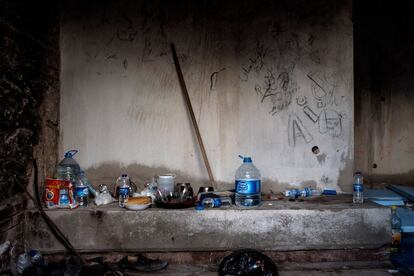Utensilios de cocina y restos de comida que los inmigrantes han dejado al continuar su travesía rumbo a Grecia.
