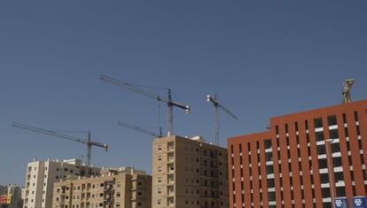 Obras de construcci&oacute;n de viviendas en Sevilla.